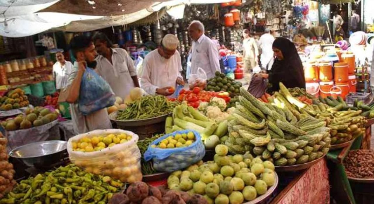 पाकिस्तानमध्ये महागाई ही मोठी समस्य आहे. इथे गहू आणि पिठाचे भाव गगनाला भिडले आहेत. पाकिस्तानमध्ये दरवर्षी सप्टेंबर महिन्यानंतर गहू आणि पिठाचे भाव वाढतात. त्यामुळे यावेळीहीदेखील पाकिस्तानी जनतेला महागाईने चांगलेच पछाडले आहे.