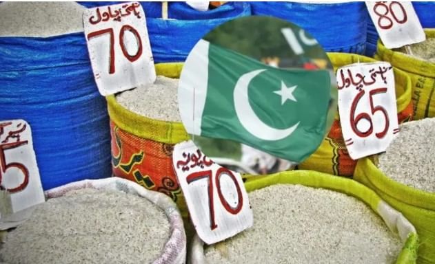 सप्टेंबर महिन्यात पाकिस्तानमध्ये गव्हाचा भाव वाढतो. याच काळात पिठदेखील महाग होते. सध्या ही महागाई तिथे दिसू लागली आहे. मिळालेल्या माहितीनुसार पाकिस्तानच्या खैबर पख्तनख्वाह या भागात अगोदर 20 किलो गव्हाचे पीठ 900 ते 1000 रुपयांना (पाकिस्तानी रुपये) मिळायचे. आता हेच 20 किलो गव्हाचे पीठ तब्बल 2400 ते 2500 रुपयांना विकत घ्यावे लागत आहे.