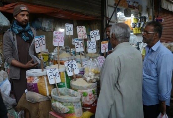 पाकिस्तानमध्ये गव्हासोबतच तांदळाचाही भाव चांगलाच वाढला आहे. ही भाववाढ प्रतिकिलोमागे 30 ते 40 रुपये आहे. अगोदर 25 किलो तांदळाची एक बॅग आठ हजार रुपयांना मिळायची. आता हीच बॅग नऊ ते साडे नऊ हजार रुपयांना मिळत आहे.