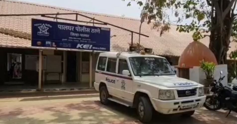 मिळालेल्या माहितीनुसार एका महिलेने आपल्या दोन पोटच्या मुलांना बेदम मारहाण केली आहे. या मारहाणीत एका सात वर्षीय चिमुकल्याचा दुर्दैवी मृत्यू झाला आहे. तर दुसरी दहा वर्षांची मुलगी गंभीर जखमी आहे. 