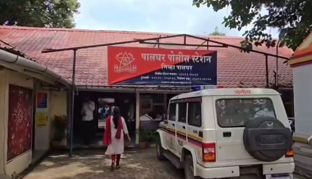 या मारहाणीत सात वर्षांच्या मुलाचा मृत्यू झाला. तर दहा वर्षांची मुलगी गंभीर जखमी झाली असून तिच्यावर सध्या उपचार करण्यात येत आहे. या प्रकरणातील आरोपी आई पल्लवी धोमडे हिला पालघर पोलिसांनी अटक केली आहे. पोलीस या प्रकरणात पुढील कारवाई करत आहेत.  