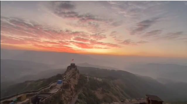 महाराष्ट्राच्या पर्यटन नकाशावर सोनेरी अक्षरांनी कोरला जाणारा क्षण आला आहे. कास पठार आणि प्रतापगडानंतर आता महाबळेश्वर आणि पाचगणी या दोन्ही ठिकाणांना ‘युनेस्को’च्या नैसर्गिक वारसा स्थळांच्या यादीत स्थान मिळाले आहे.