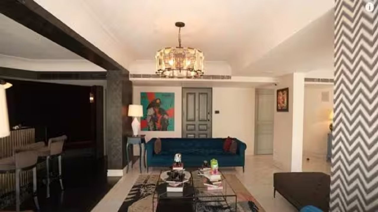  दिग्दर्शक आणि कोरिओग्राफर फराह खान हिने प्रेक्षकांना चंकी पांडे याचं घर दाखवलं आहे. या आकर्षक मालमत्तेचं आतील भाग भावना आणि चंकी यांच्या आवडी-निवडी लक्षात घेऊन डिझाइन केलं आहे. 