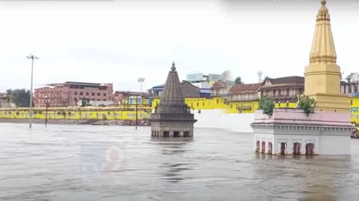 Pandharpur Rain : पंढरपुरात पावसाचा कहर, चंद्रभागेचं पाणी वाढलं, पुरामुळं दगडी पूल अन् मंदिरं पाण्याखाली... Pandharpur Rain : पंढरपुरात पावसाचा कहर, चंद्रभागेचं पाणी वाढलं, पुरामुळं दगडी पूल अन् मंदिरं पाण्याखाली...