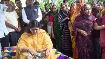 नुकसानीच्या पाहणीनंतर शेतकऱ्यांसह जेवायला बसल्या पंकजा मुंडे