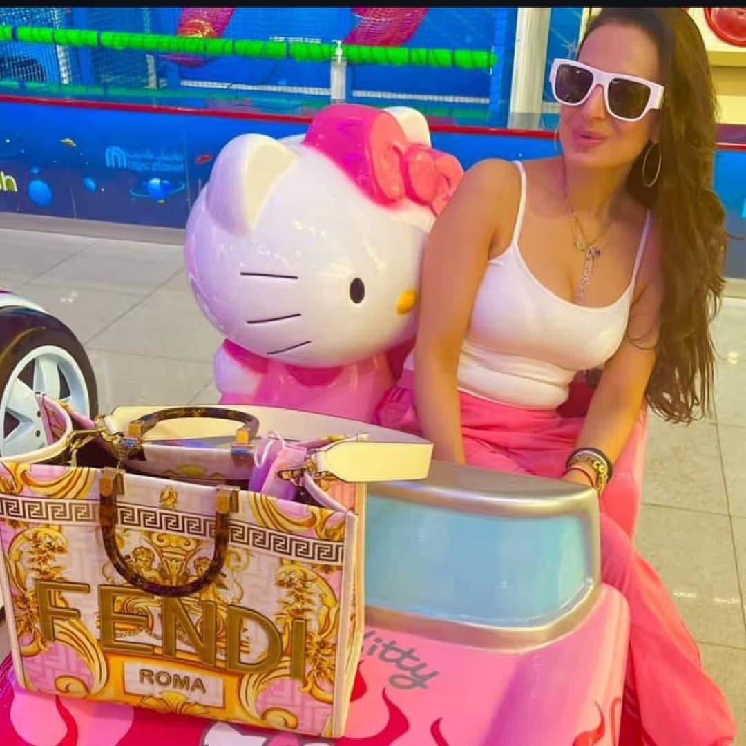 अमीषाने लेजी लम्हे गाणं शूट करण्यामागच्या अडचणी सांगितल्या. अभिनेत्रीने सांगितलं की, तिने बिकिनी परिधान न करता गाण्यासाठी खूप मेहनत केलेली. अमीषाने या गाण्यासाठी स्कूबा डायविंगची ट्रेनिंग घेतलेली. शूटिंग दरम्यान पाण्याखाली असताना व्यवस्थित शूट व्हावं म्हणून तिने ट्रेनिंग घेतलेली. थंडीच्या दिवसात हे गाणं शूट केलेलं. 