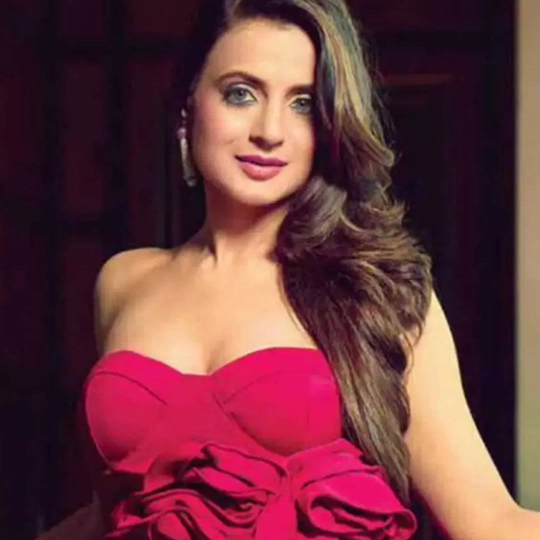 मागच्या अडीच दशकात बॉलिवूड विश्वात अमीषा पटेल एक चर्चित चेहरा आहे. तिने 25 वर्षांपूर्वी ऋतिक रोशनसोबत रोमँटिक चित्रपटाने आपल्या करिअरची सुरुवात केलेली. हा चित्रपट सुपरडूपर हिट ठरलेला. तिचा अभिनय लोकांना खूप आवडलेला. 