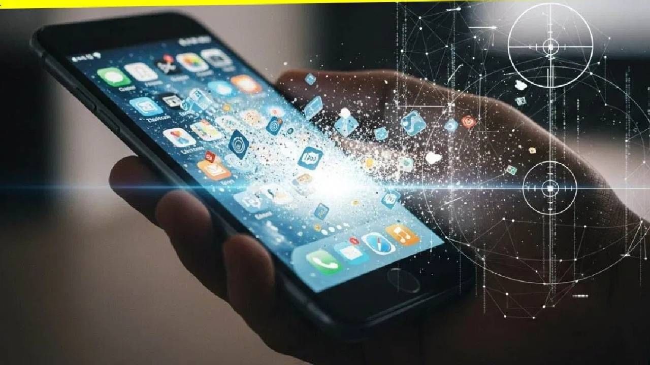 तुमच्या फोनची बॅटरी लवकर संपत असेल. लगेचच ड्रेन होत असेल तर समजून जा फोन हॅक झाला आहे. हॅकर्स तुमच्या नकळत गरज नसलेले ॲप्स आणि मेलवेअर इन्स्टॉल करतात. बॅटरी खराब झाली असेल तर वेगळी गोष्ट आहे. 