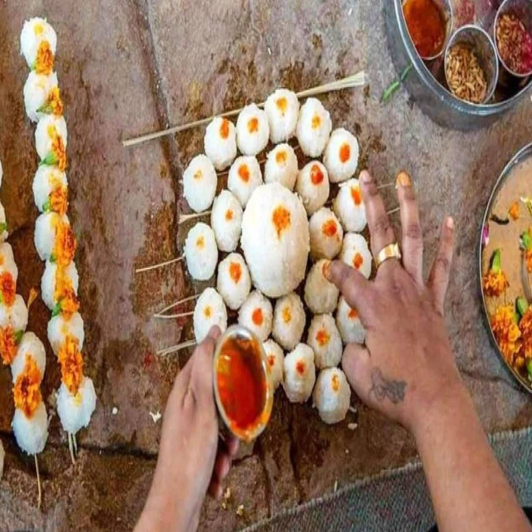 पितृ दोषामुळे  आर्थिक तंगी, स्वास्थ्यशी संबंधित समस्या,  संतान सुखाची  कमतरता आणि मानसिक समस्यांचा सामना करावा लागतो. पितृ दोष दूर करण्यासाठी  पितृपक्षात काही उपाय केल्यास त्याचा लाभ प्राप्त होतो. 