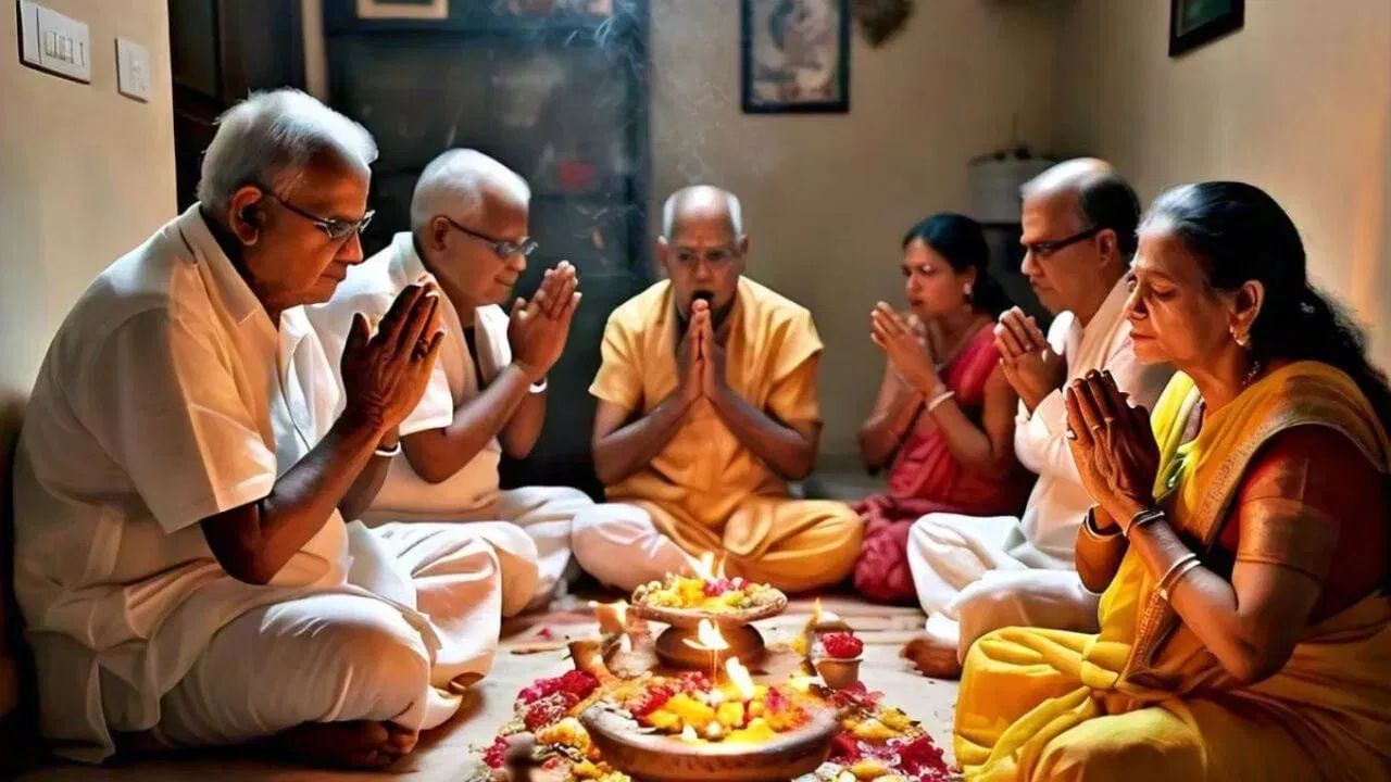 पितृपक्षात सात्विक आहाराला विशेष महत्त्व दिले जाते. यामुळे शरीर आणि मन दोन्ही शुद्ध राहतात. या काळात मांस, मद्य आणि तामसिक पदार्थ जसे की कांदा आणि लसूण खाणे टाळावे. त्याऐवजी हलके, साधे आणि सात्विक अन्न खावे.