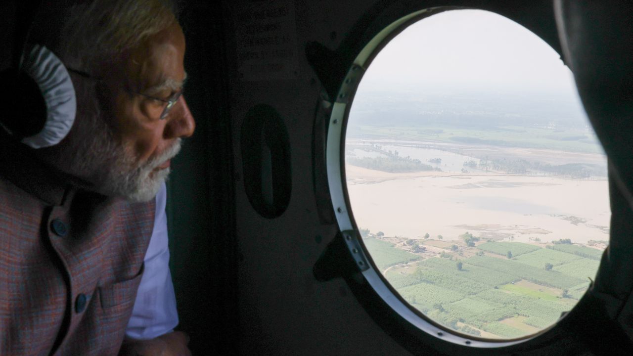 PM Modi Punjab Visit : पूरग्रस्त भागाचा आढावा घेताना मोदीही भावूक, हिमाचलनंतर या राज्यासाठी 1600 कोटींच्या पॅकेजची घोषणा