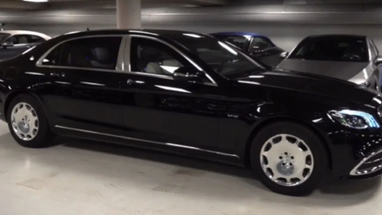 मर्सिडीज-मेबॅक एस६५० गार्ड: ही गाडी जगातील सर्वात सुरक्षित गाड्यांपैकी एक मानली जाते. यामध्ये व्हीआर १० लेव्हलची बुलेटप्रूफ सुरक्षा आहे, जी हँड ग्रेनेड आणि एके-४७ च्या गोळ्या सहन करू शकते. यात इनबिल्ट ऑक्सिजन पुरवठा आणि स्फोट-प्रतिरोधक खिडक्या आहेत. 2021 मध्ये रशिया भेटीदरम्यान पंतप्रधान मोदींनी ही गाडी वापरली होती. तिची किंमत सुमारे १२ कोटी रुपये आहे.