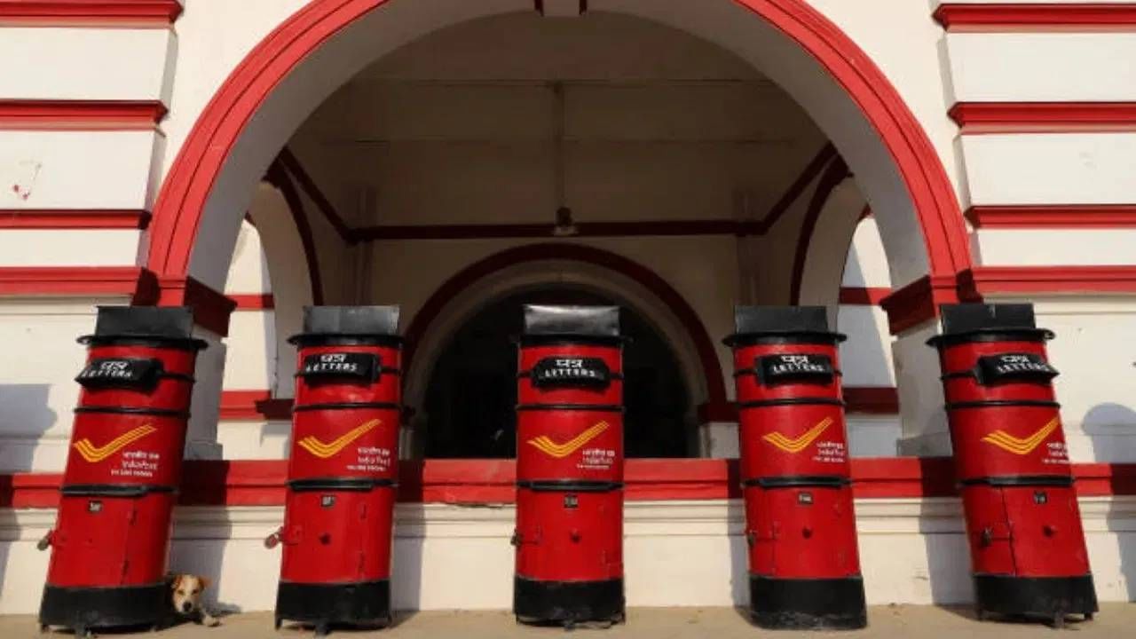 SCSS मध्ये ज्या पैशांची तुम्ही गुंतवणूक करता, त्यावर सरकारची पूर्ण गॅरेंटी असते. म्हणजे तुमचं कॅपिटल पूर्णपणे सुरक्षित आहे. व्याजही वेळेवर मिळेल. पाच वर्षानंतर तुम्हाला वाटलं तर तुम्ही पुढे स्कीम चालू ठेऊ शकता. तुम्हाला फायदा मिळत राहीलं.  