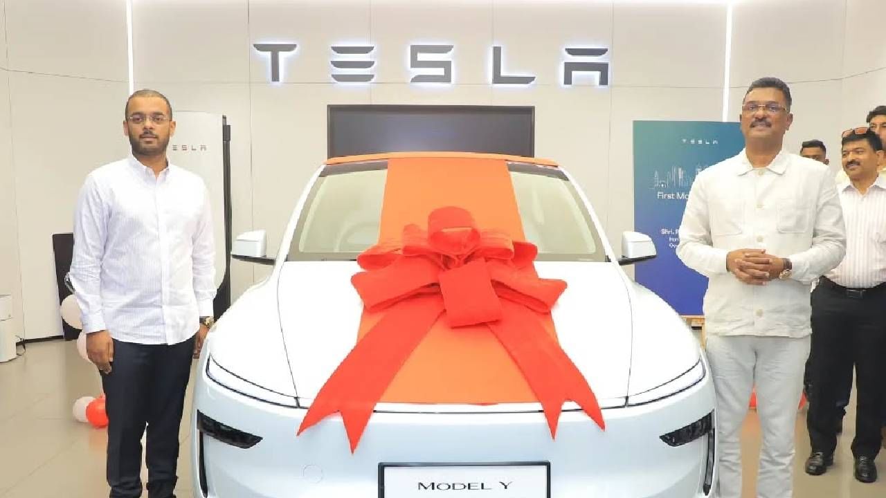 मॉडेल Y मध्ये Long Range RWD आणि Long Range AWD (Dual Motor) हे दोन प्रकार आहेत. रेंज आणि परफॉर्मन्स ही त्याची वैशिष्ट्ये आहेत. एकदा पूर्ण चार्ज झाल्यावर ही कार जवळपास 574 किलोमीटरपर्यंत धावते.