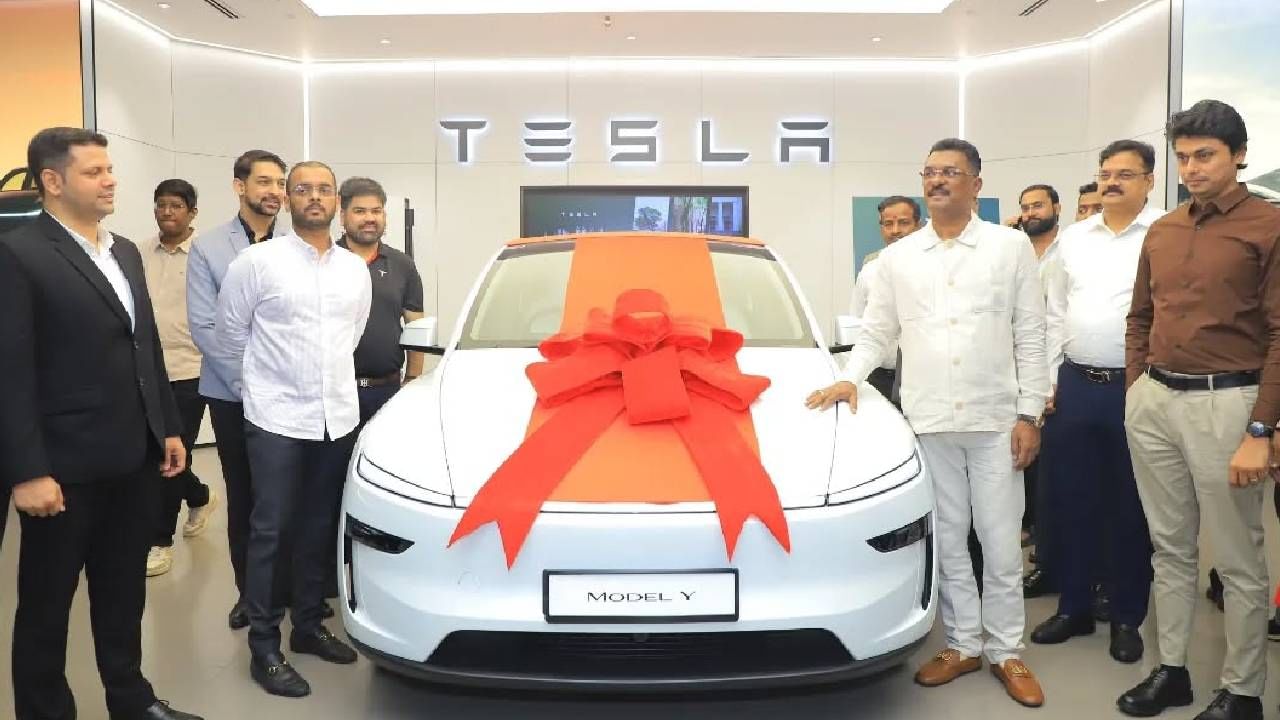राज्याचे परिवहन मंत्री प्रताप सरनाईक यांनी भारतातील पहिली टेस्ला कार विकत घेतली आहे. ही जगविख्यात इलेक्ट्रिक कार घेऊन त्यांनी त्यांच्या नातवाचं स्वप्न पूर्ण केलं. नातूला 'टेस्ला'ची कार प्रचंड आवडत असल्याचं पूर्वेश सरनाईक यांनी सांगितलं. 
