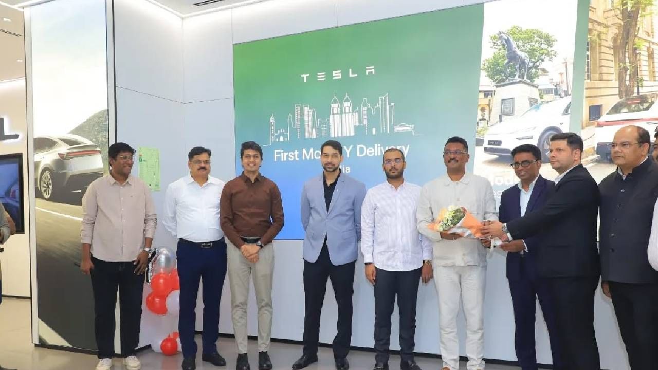 टेस्लाची 'वाय' मॉडेलची देशातील पहिली कार सरनाईकांच्या घरात आली आहे. या कारची किंमत जवळपास 60 ते 70 लाख रुपयांच्या घरात आहे. टेस्लाची 'वाय' मॉडेलची कार ही भारतात विकली जाणारी पहिली कार आहे. याची आयात चीनमधून करण्यात आली आहे.