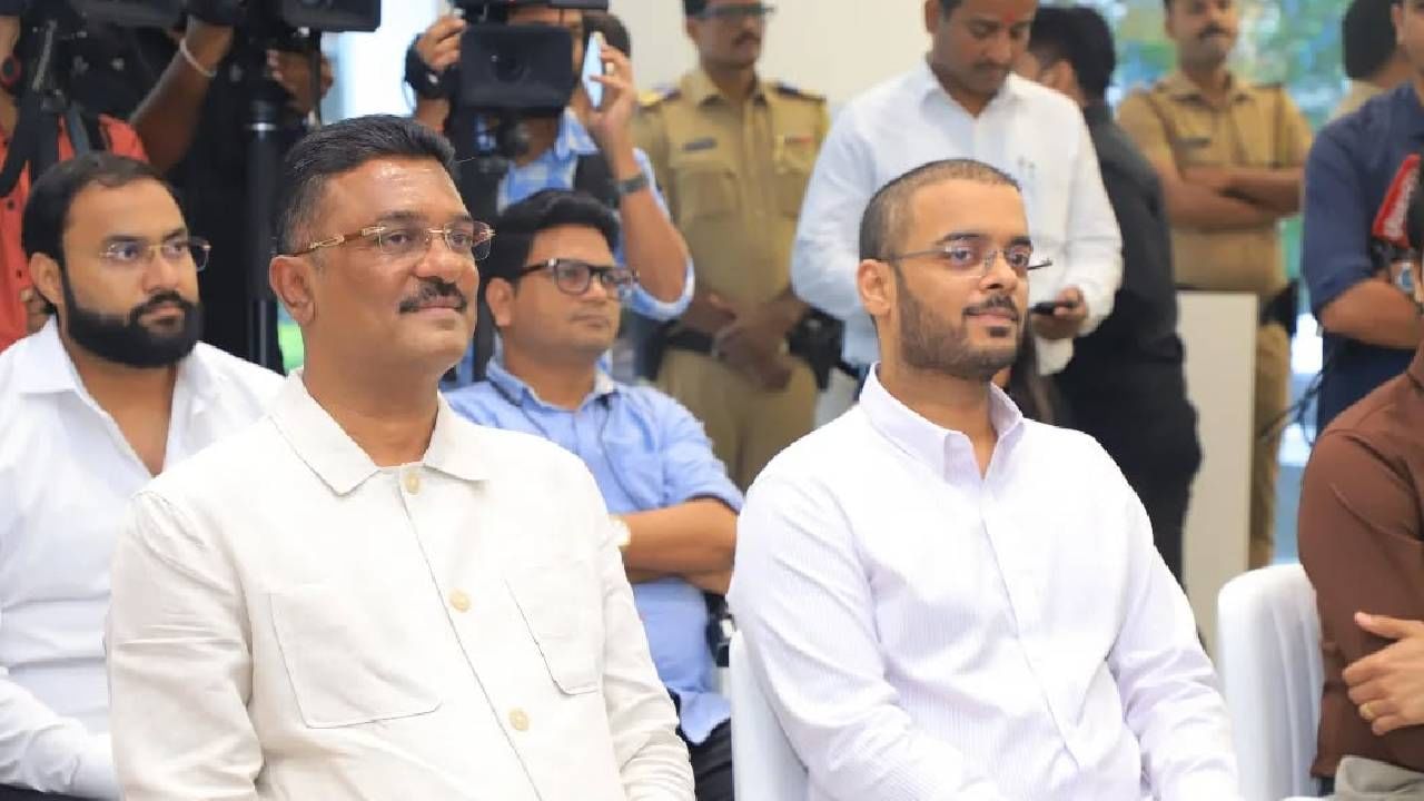 तसंच ती फक्त 4.6 सेकंदात 100 किमी प्रतितास वेग वाढवू शकते, ज्यामुळे ही कार अत्यंत चपळ इलेक्ट्रिक एसयूव्ही म्हणून ओळखली जाते. यावर्षी जुलै महिन्यात 'टेस्ला'चं भारतातील पहिलं शोरुम मुंबईमध्ये सुरू झालं. त्यानंतर सरनाईकांनी पहिली कार विकत घेतली.