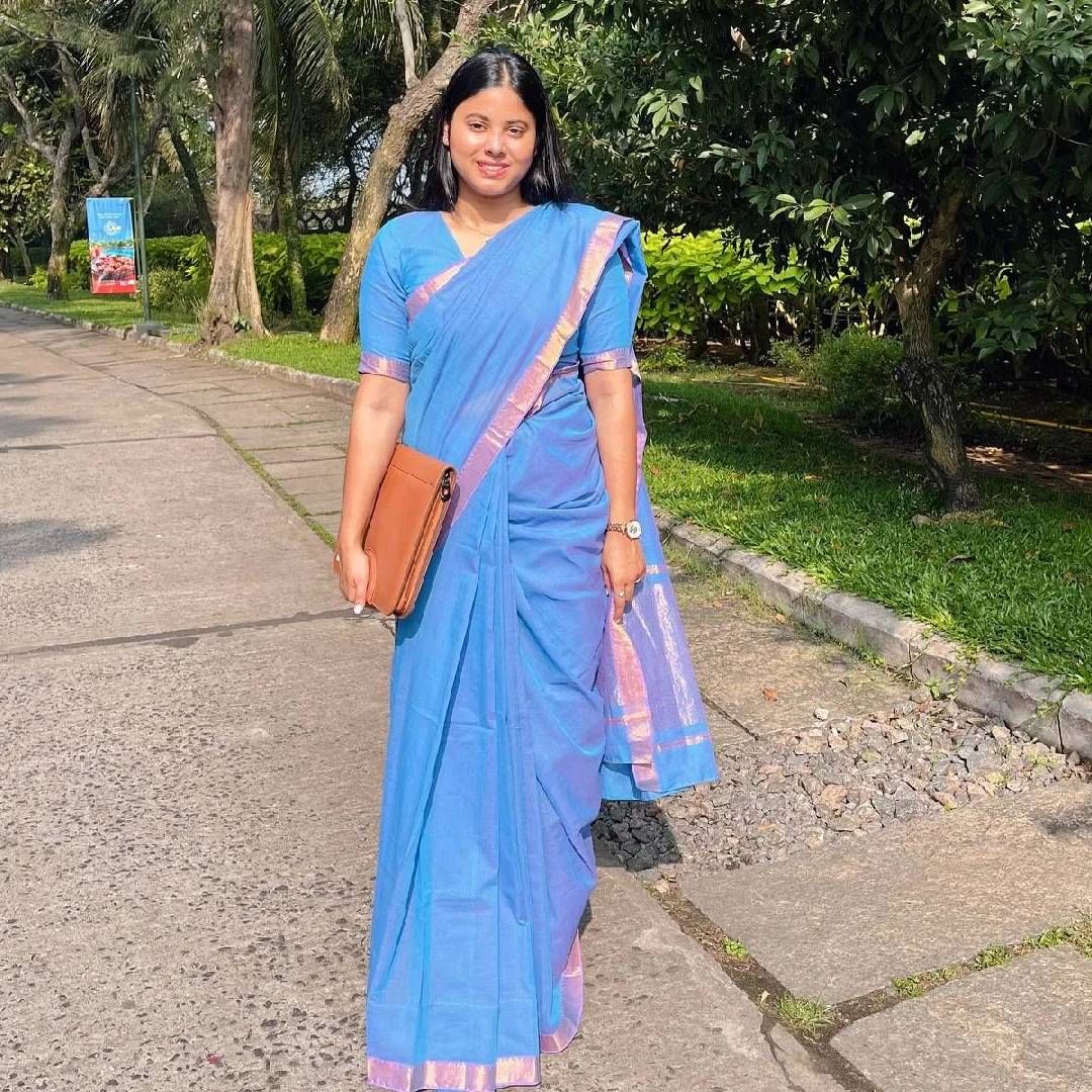 प्रिया सरोजने कॉटन सिल्क फॅब्रिकची साडी परिधान केली आहे.  सोबतच मिनिमल मेकअप आणि ओपन हेयरसह आपला लुक कम्प्लीट केलाय. तुम्ही सुद्धा तिच्या या लूकमधून आयडीया घेऊ शकता. ऑफिससाठी अशा प्रकारची साड़ी एकदम बेस्ट आहे ( Credit : ipriyasarojmp )