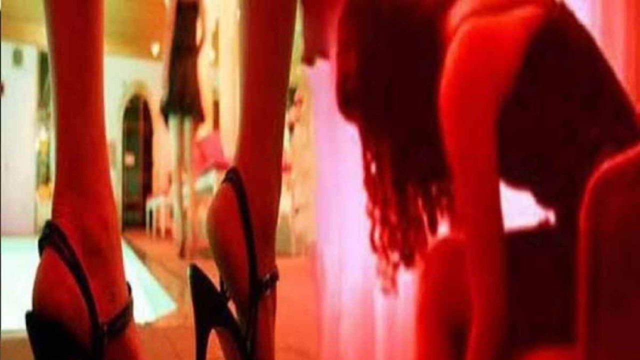 पुणेकरांनो सावध राहा, मसाजच्या नावाखाली सुरु होता काळाधंदा, मोठं रॅकेट पकडलं पुणेकरांनो सावध राहा, मसाजच्या नावाखाली सुरु होता काळाधंदा, मोठं रॅकेट पकडलं