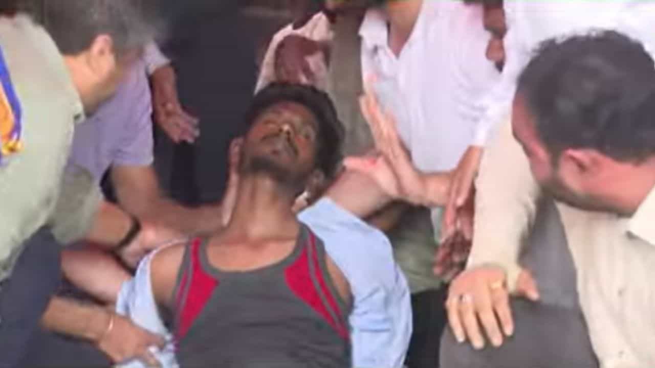 महाज्योती फेलोशिप विलंब; उपोषण करणाऱ्या विद्यार्थ्यांची तब्येत बिघडली