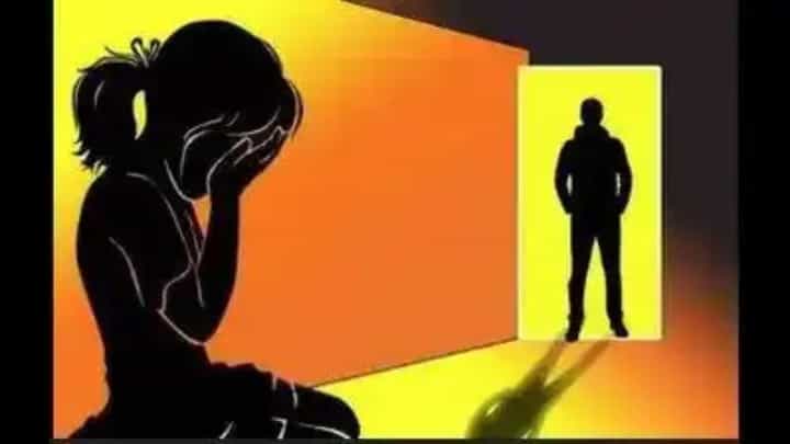 संतापजनक! अल्पवयीन मुलीवर नराधम बापाकडून 4 महीने अत्याचार अन्... संतापजनक! अल्पवयीन मुलीवर नराधम बापाकडून 4 महीने अत्याचार अन्...