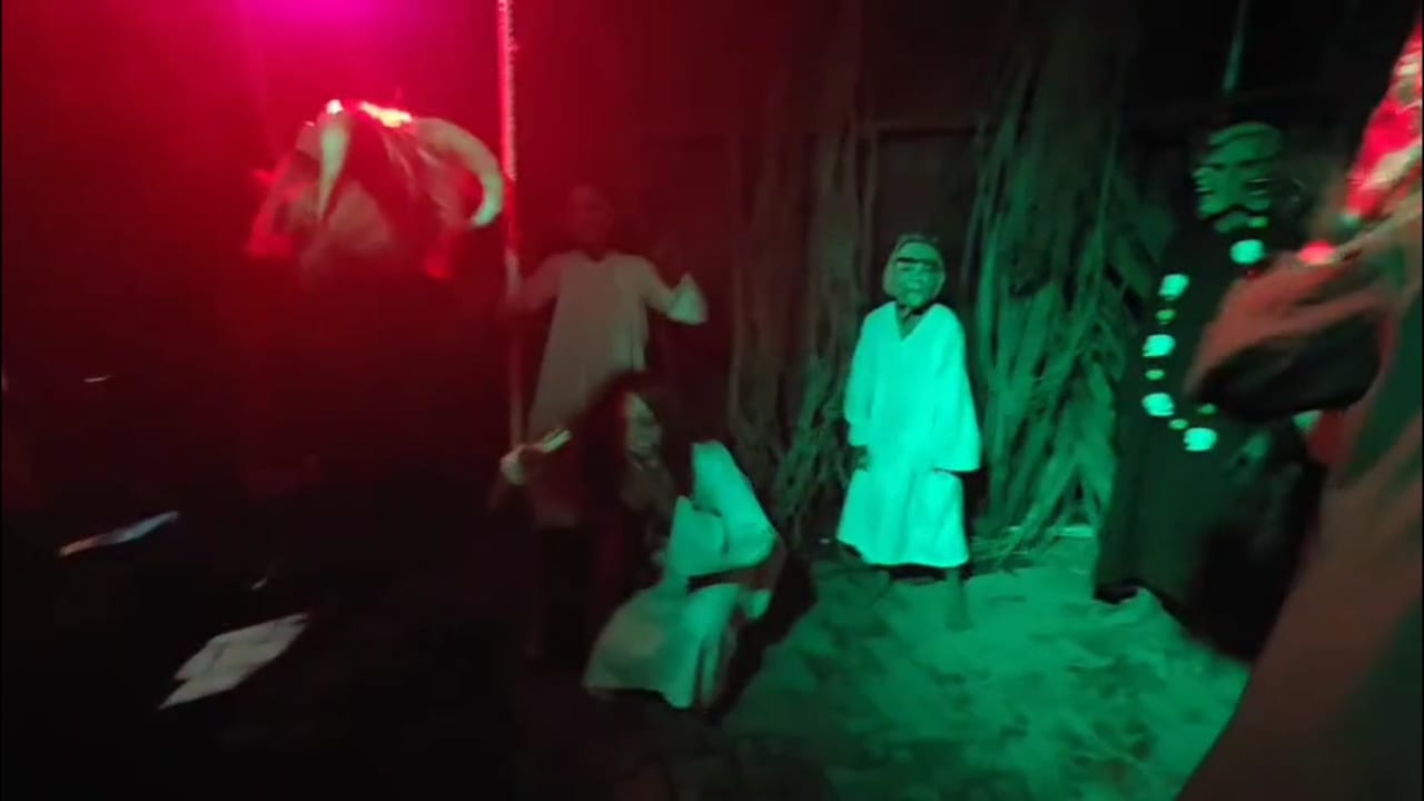 तसेच भूत-प्रेतांबद्दलची अंधश्रद्धा नष्ट व्हावी या हेतूने आम्ही हा देखावा साकारला आहे. या वेगळ्या आणि सामाजिक संदेश देणाऱ्या देखाव्यामुळे केवळ मनोरंजनच नाही, तर एक महत्त्वाचा सामाजिक विषयही समाजासमोर मांडला गेला आहे.