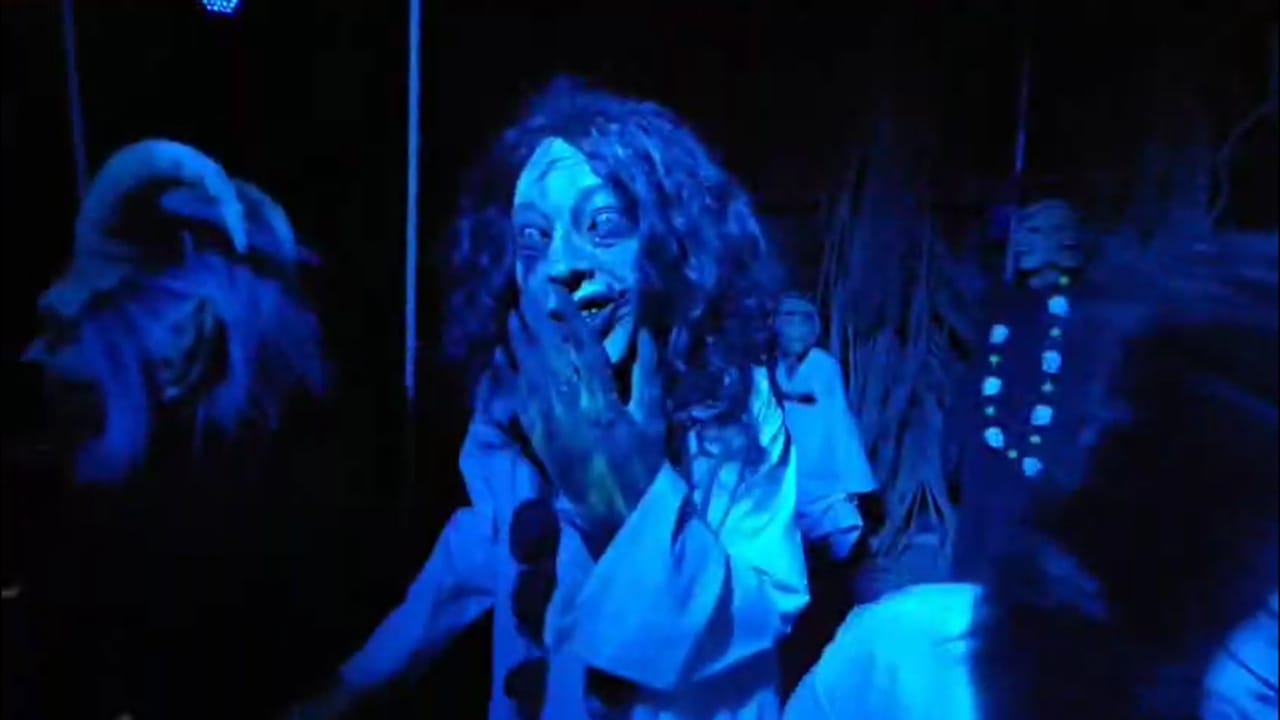 लहान मुले आणि महिलांसह अनेक नागरिक हा थरारक अनुभव घेण्यासाठी गर्दी करत आहेत. मंडळाचे अध्यक्ष विजय मोगले यांनी सांगितले की, जगात भूत अस्तित्वात नाही. हीच भीती घालवण्यासाठी हा देखावा साकरण्यात आला आहे.