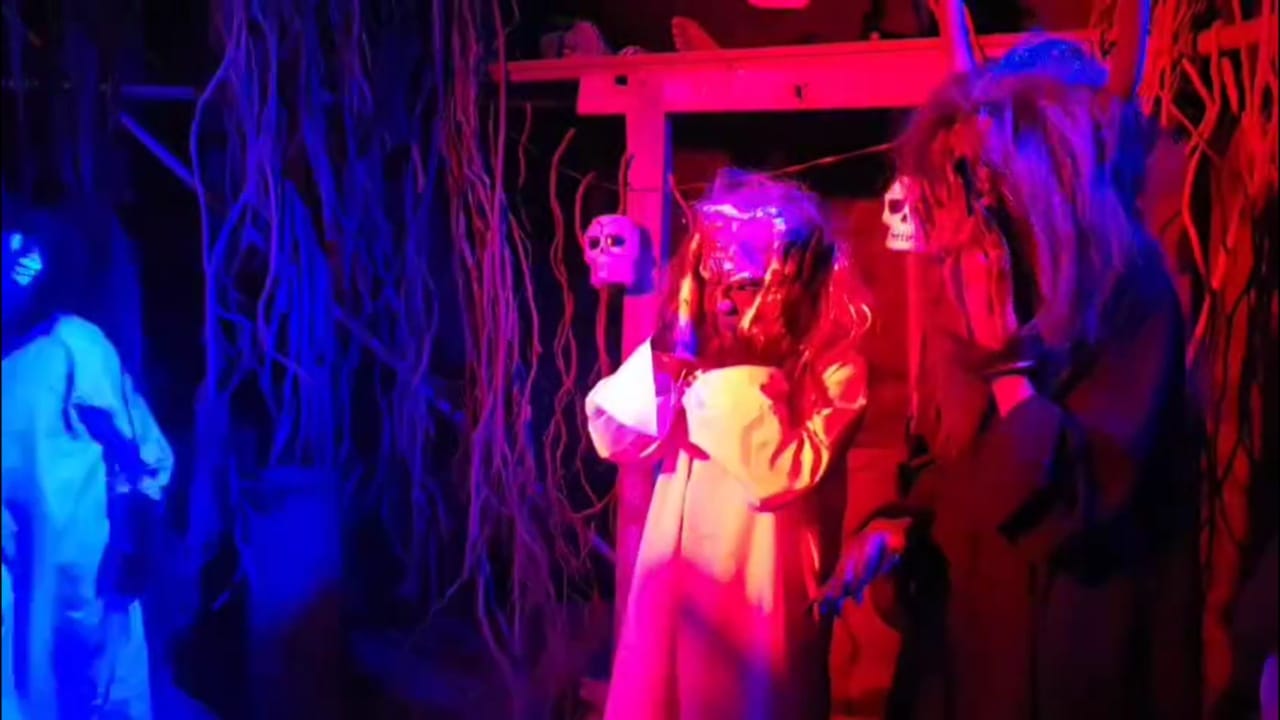 आवाजाचे विशिष्ट तंत्रज्ञान, प्रभावी प्रकाशयोजना आणि कलाकारांच्या भयावह अभिनयामुळे हा देखावा अधिकच जिवंत वाटतो. त्यामुळे अनेक प्रेक्षकांचा थरकाप उडतो. हा देखावा दररोज रात्री 11 वाजेपर्यंत सर्वांसाठी विनामूल्य खुला आहे.