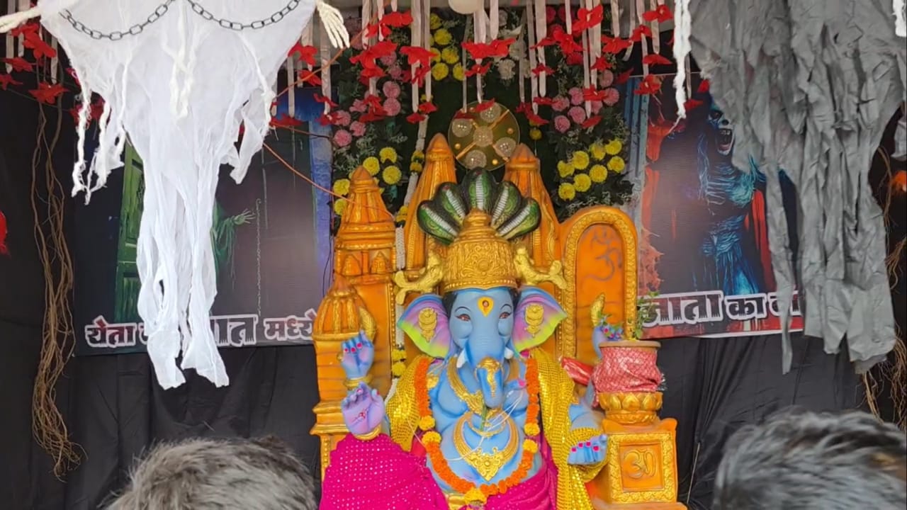 अहिल्यानगरमधील राहाता शहरात यंदाच्या गणेशोत्सवानिमित्त महाराष्ट्र नवनिर्माण सेना गणेश मित्र मंडळाने पुरानी हवेली नावाचा एक अनोखा आणि थरारक जिवंत देखावा सादर केला आहे.