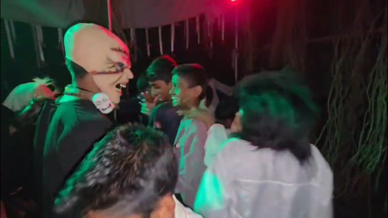 या देखाव्याचे वैशिष्ट्य म्हणजे यात बालकलाकार सहभागी झाले आहेत. हे कलाकार वेगवेगळ्या प्रकारचे मुखवटे घालून आणि विशेष वेशभूषा करून चित्रपटांमधील भुतांसारखे भासणारे थरारक अनुभव देतात.