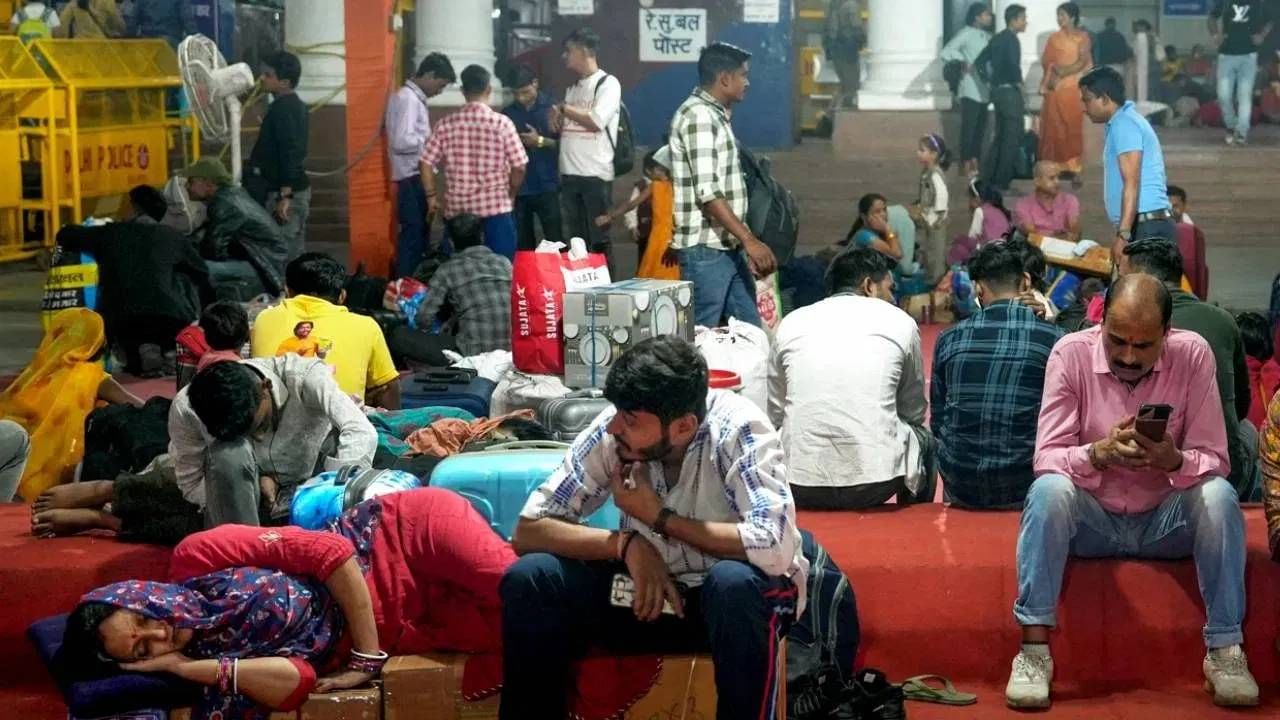 रेल्वे कायद्याच्या कलम 167 अंतर्गत ट्रेनमध्ये धूम्रपान अर्थात स्मोकिंग करणं हा गुन्हा आहे. सिगारेट किंवा बिडी ओढल्यास दंड किंवा तुरुंगवास होऊ शकतो. बऱ्याच प्रकरणांमध्ये प्रवाशांना तात्काळ अटक देखील केली जाते.