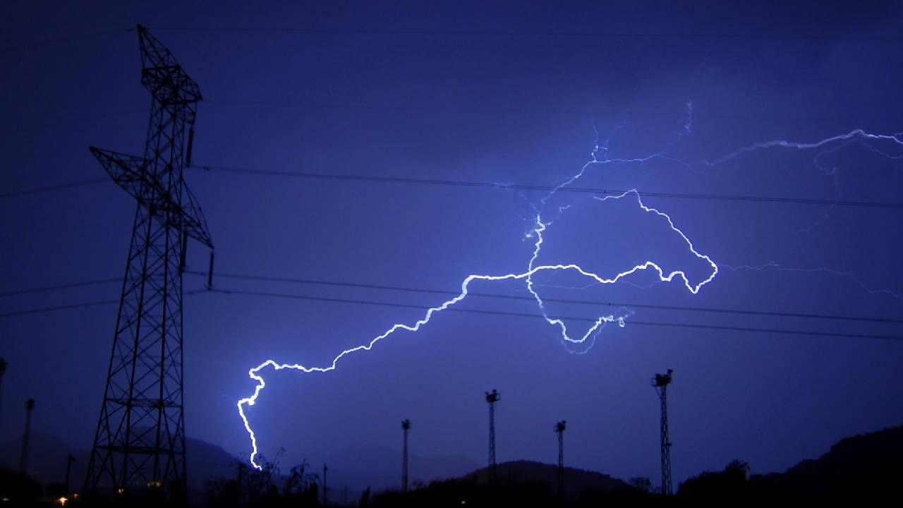 राज्यावरील संकट कायम, या 10 जिल्ह्यांना थेट इशारा, घराबाहेर पडणे टाळाच, पुढील 25 तास...