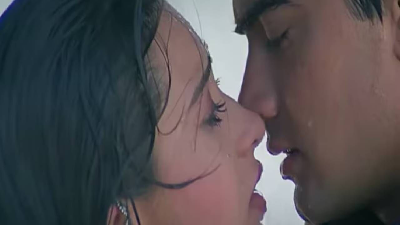 'राजा हिंदुस्तानी'मधील सर्वांत मोठा किसिंग सीन उटीमध्ये शूट झाला होता. राजीव मसंद यांना दिलेल्या मुलाखतीत करिश्माने सांगितलं होतं की, कडाक्याच्या थंडीत त्यांनी तो सीन शूट केला होता. तो सीन पूर्ण करण्यासाठी त्यांना तीन दिवस लागले होते. 
