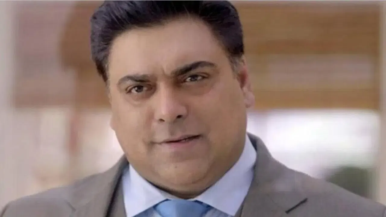 राम कपूरकडे अनेक आलिशान बंगले आणि लक्झरी गाड्या आहेत. त्यांच्या कार कलेक्शनमध्ये फेरारी, पोर्श आणि लॅम्बॉर्गिनीचे टॉप मॉडेल्स समाविष्ट आहेत. तो आपल्या कुटुंबासह दक्षिण मुंबईत एका शानदार घरात राहतो आणि गोवा तसेच खंडाळ्यातही त्याची मालमत्ता आहे. त्याने अलीकडेच अलीबागमध्ये 20 कोटी रुपयांचा 4 बेडरूमचा भव्य व्हिला खरेदी केला आहे. माध्यमांच्या अहवालानुसार, राम कपूर यांची एकूण संपत्ती 135 कोटी रुपये आहे.