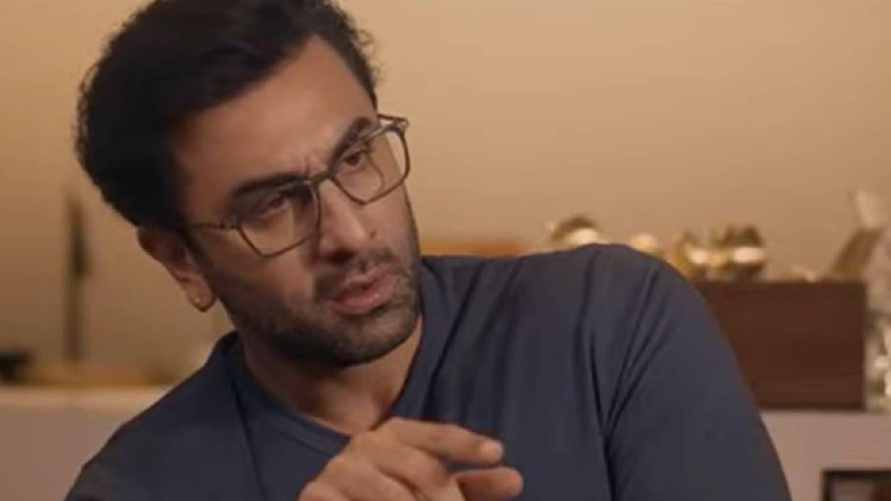 अभिनेता रणबीर कपूरने एकेकाळी दीपिकाला डेट केलं होतं. परंतु तिच्यासोबत रिलेशनशिपमध्ये असताना त्याने दुसऱ्या अभिनेत्रीसाठी तिची फसवणूक केली होती. त्यानंतर दोघांचा ब्रेकअप झाला होता. तेव्हापासून हे दोघं एकमेकांसमोर येणं टाळतात. 
