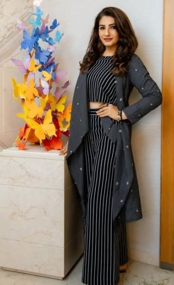 आशिय चषक स्पर्धेतील भारत-पाकिस्तानचा सामना सुरू झाला आहे. दुबईतील मैदानात हा सामना होत असून देशातील कोट्यवधी क्रिकेटरसिक आज सामना पाहात आहेत. दरम्यान, एकीकडे हा सामना चालू असतानाच दुसरीकडे प्रसिद्ध अभिनेत्री रविना टंडन हिने एक मागणी केली आहे. 