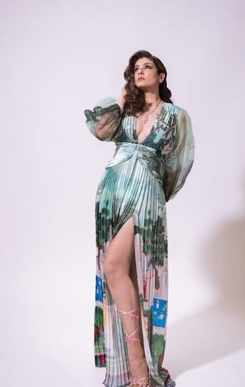 रविना टंडन हिने तिच्या सोशल मीडियावर ही मागणी केली आहे. ही मागणी तिने इन्स्टाग्राम तसेच ट्विटरवर पोस्टही केली आहे. हा सामना चालू असताना भारतीय संघाने काळी फित बांधून पहलगामध्ये झालेल्या हल्ल्याचा निषेध करावा तसेच सामना सुरु होण्याआधी या हल्ल्यात मृत्यू झालेल्या पर्यकांप्रती आंदरांजली अर्पण करावी, अशी मागणी रविना टंडन हिने केली आहे. 