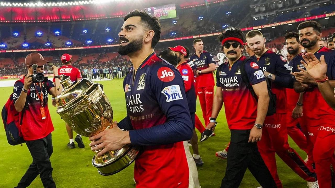 विराट कोहलीसाठी हे आयुष्य स्वप्नापेक्षा कमी नाहीय. कारण विराट कोहली बंद खोलीत राहून वैतागलेला. विराट कोहलीने आपल्या करिअरमध्ये जास्त वेळ फाईव्ह स्टार हॉटेलमध्ये घालवला आहे. त्याच्यासाठी हे फाईव्ह स्टार हॉटेल जेलपेक्षा कमी नाही. (PC-PTI)