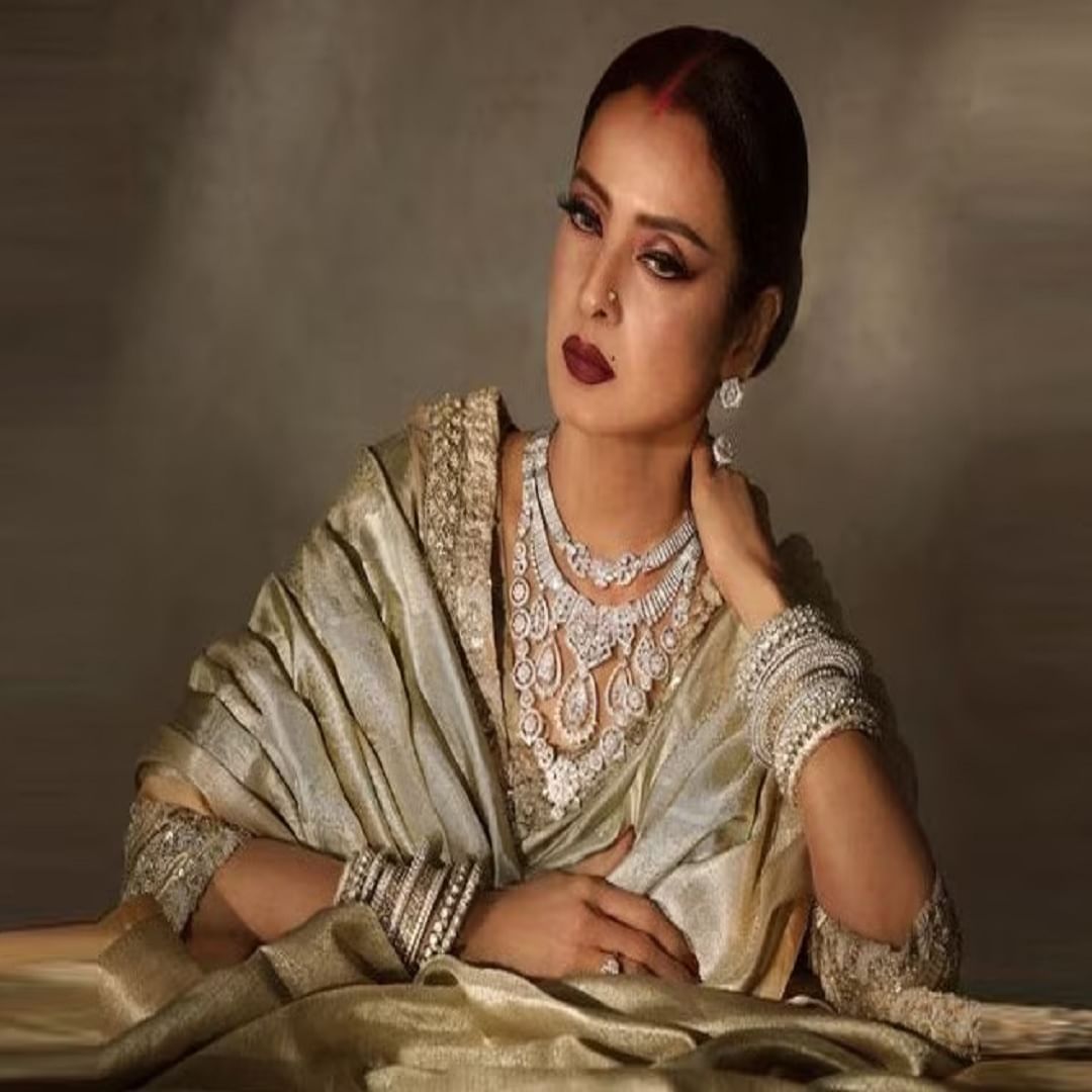 रेखा : हिंदी चित्रपटसृष्टीतील सदाबहार अभिनेत्री रेखा देखील सोशल मीडियावर नाही आहेत. रेखा हिंदी चित्रपटसृष्टीतील सर्वोत्तम अभिनेत्रींपैकी एक आहेत. त्यांचे चाहते देखील लाखो आहेत. पण तरीदेखील त्या सोशल मीडियावर नाहीत.