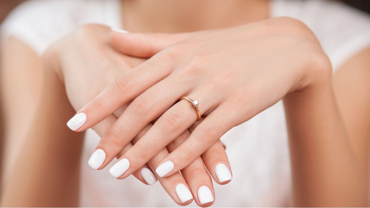 हे बोट सूर्य ग्रहाशी जोडलेले आहे. सूर्य आपल्याला शक्ती, समाजात मान-सन्मान, प्रतिष्ठा आणि भरभराट देतो. या बोटात अंगठी घातल्यास व्यवसायात मोठी प्रगती होते. तसेच करिअरमध्ये यश मिळते.