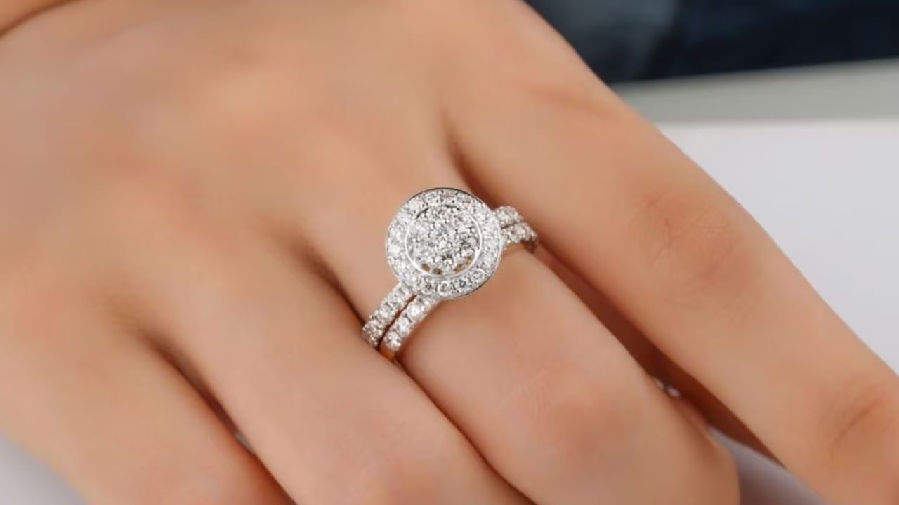 तुम्ही कोणत्या बोटात अंगठी घालता, यावर तुमच्या घरातील संपत्ती आणि समृद्धी अवलंबून असते, असे फेंगशुई तज्ज्ञांचे म्हणणे आहे. जर चुकीच्या बोटात अंगठी घालत असाल तर तुमच्या आयुष्यातील आर्थिक अडचणी वाढू शकतात. पण योग्य बोट निवडल्यास घरात पैसा आणि सकारात्मक ऊर्जा येते.