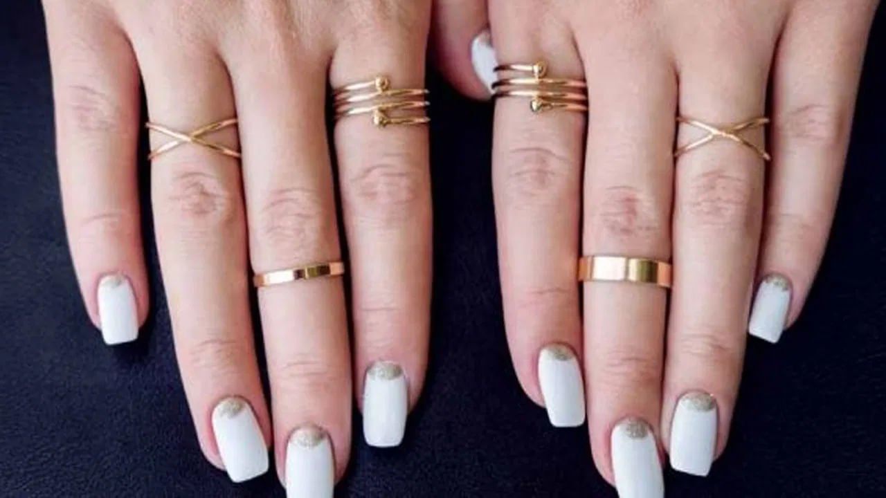 फेंगशुईनुसार तुम्हाला तुमच्या कामात यश आणि पैसा हवा असेल, तर तुम्ही तुमच्या उजव्या हाताच्या अनामिकेमध्ये अंगठी घाला. त्यामुळे तुम्हाला निश्चितच सकारात्मक ऊर्जा जाणवेल.