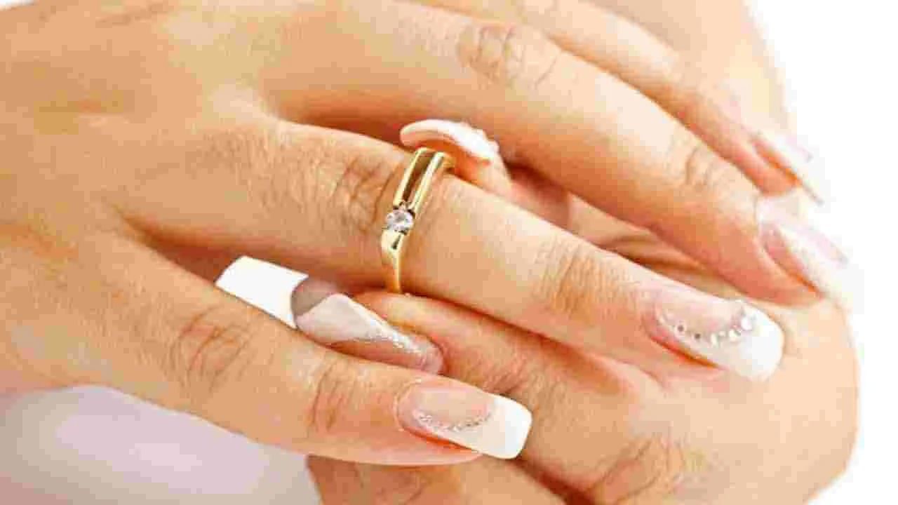 सोन्याची अंगठी सर्वात शुभ मानली जाते. अनेक जण सोन्याची अंगठी घालतात. ती अत्यंत शुभ मानली जाते. सोने सूर्याशी संबंधित असल्याने, सोन्याची अंगठी घातल्यास घरात संपत्तीचा प्रवाह कायम राहतो.