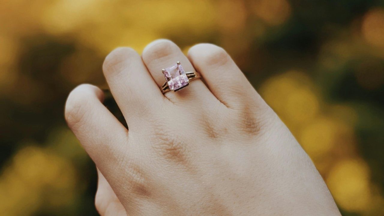 डाव्या हातातील अंगठीचा परिणाम थोडा वेगळा असतो. डाव्या हाताच्या अनामिकेत अंगठी घालणे प्रेम आणि मानसिक शांतीसाठी चांगले असते. हे बोट शुक्र ग्रहाशी जोडलेले आहे. यामुळे जीवनात आनंद आणि समाधान मिळते.