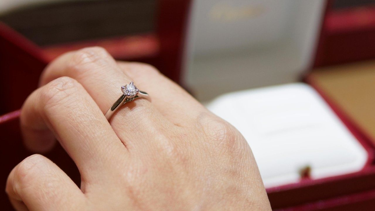 फेंगशुईनुसार, उजवा हात हा नेहमी धन आणि शक्तीसाठी महत्त्वाचा मानला जातो. उजव्या हाताच्या अनामिकेत (करंगळीच्या बाजूचे बोट) अंगठी घालणे सर्वात शुभ आहे.