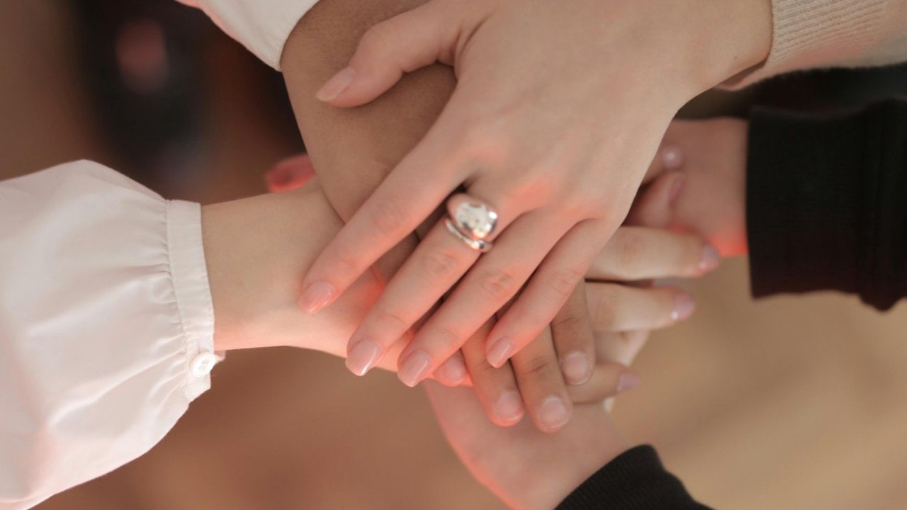 अनेक लोकांना हातामध्ये अंगठी घालायला आवडते, पण कोणत्या बोटात कोणत्या धातूची अंगठी घातल्याने धन आणि समृद्धी वाढते, याची माहिती असणे आवश्यक असते. याबद्दल फेंगशुईमध्ये काही टिप्स दिल्या आहेत.