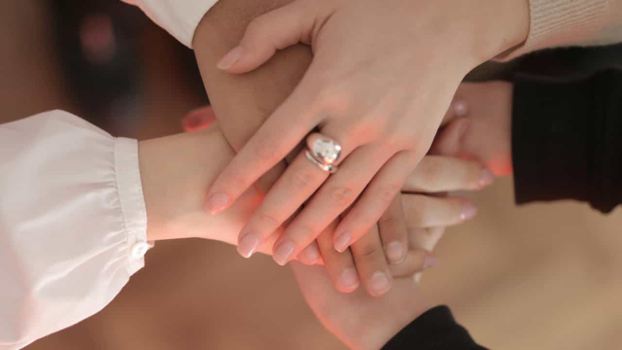 अनेक लोकांना हातामध्ये अंगठी घालायला आवडते, पण कोणत्या बोटात कोणत्या धातूची अंगठी घातल्याने धन आणि समृद्धी वाढते, याची माहिती असणे आवश्यक असते. याबद्दल फेंगशुईमध्ये काही टिप्स दिल्या आहेत.