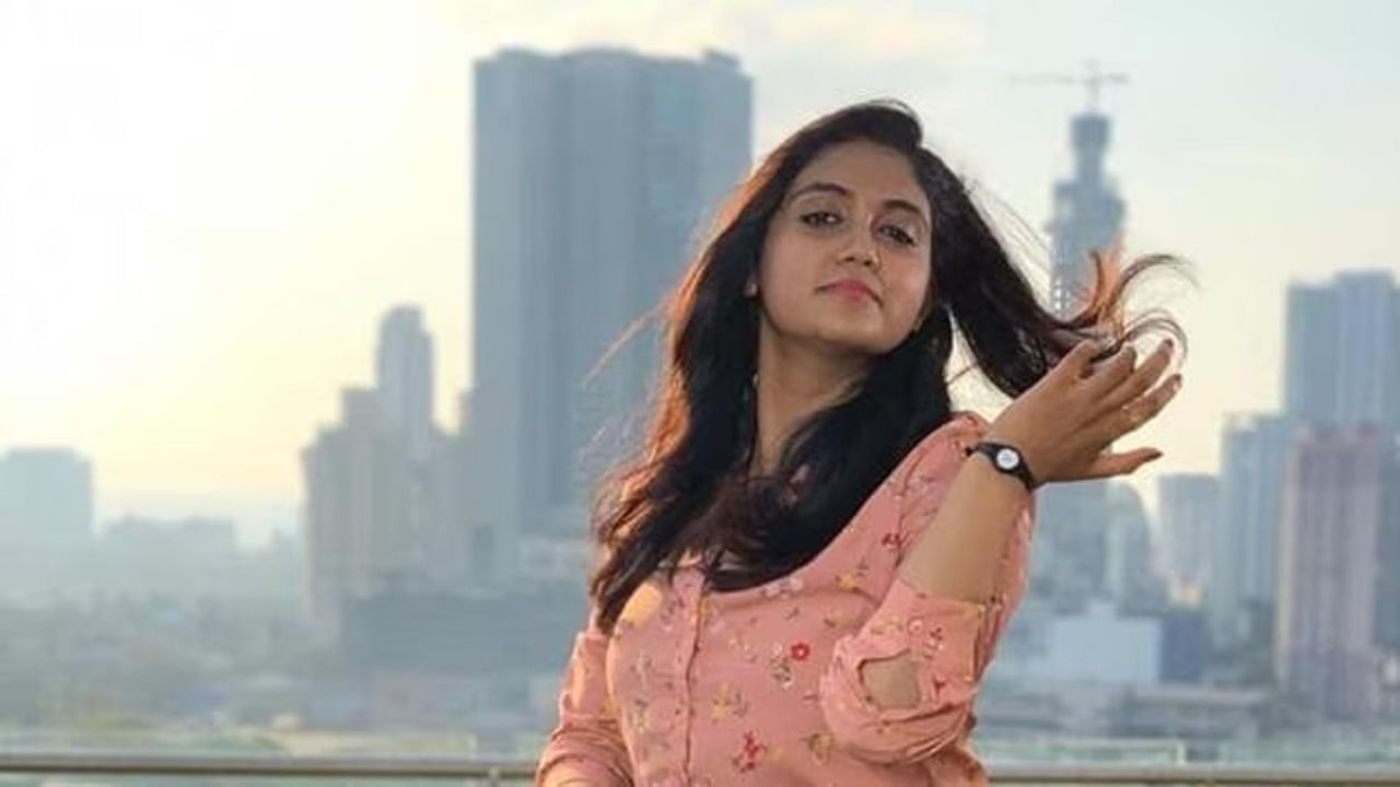 'आई - बाबा माझ्यासाठी मुलगा शोधतील... त्यांना आवडलेला मुलगा मला सुद्धा आवडेल आणि तेव्हाच मी लग्न करेल...' असं रिंगू म्हणाली. सध्या सर्वत्र रिंकू हिच्या वक्तव्याची चर्चा सुरु आहे. 