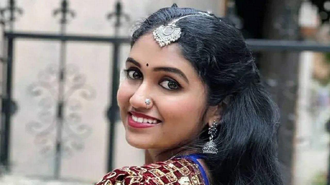 एवढंच नाही तर, तू फिल्मी आहेस का? असं देखील अभिनेत्रीला विचारण्यात आलं. यावर अभिनेत्री म्हणाली, 'मी अजिबात फिल्मी मुलगी नाही. मी खूप भावनिक, अतिविचारी मुलगी आहे. जशा अन्य मुली महिला असतात तशीच मी देखील आहे...'