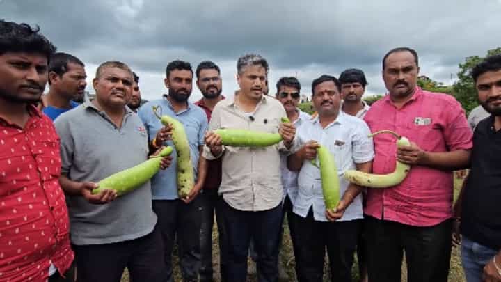 Rohit Pawar : सोडणार नाही जाब विचारणार, शेतकऱ्यांची ही चेष्टा.. रोहित पवार सरकारवर भडकले Rohit Pawar : सोडणार नाही जाब विचारणार, शेतकऱ्यांची ही चेष्टा.. रोहित पवार सरकारवर भडकले
